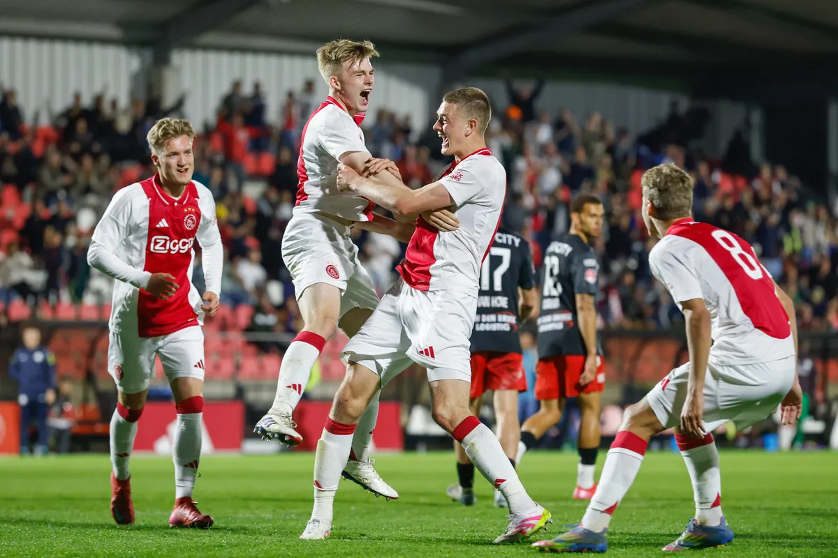 Janse laat zich zien aan Farioli en bezorgt Jong Ajax broodnodige overwinning