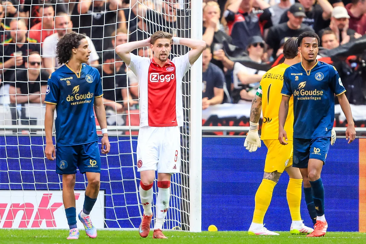 Ajax loopt opnieuw averij op in titelrace; koploper speelt gelijk tegen Sparta Rotterdam