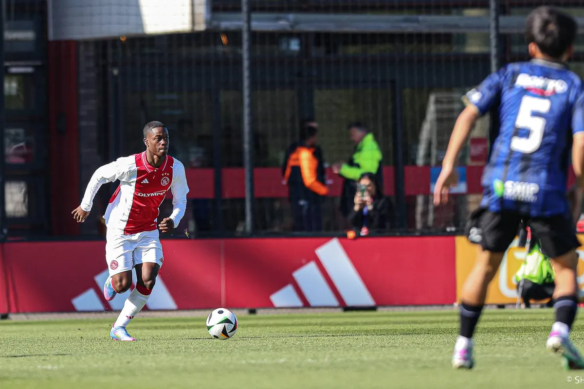 Ajax-talent Kasanwirjo vertelt over voetballen met diabetes type 1