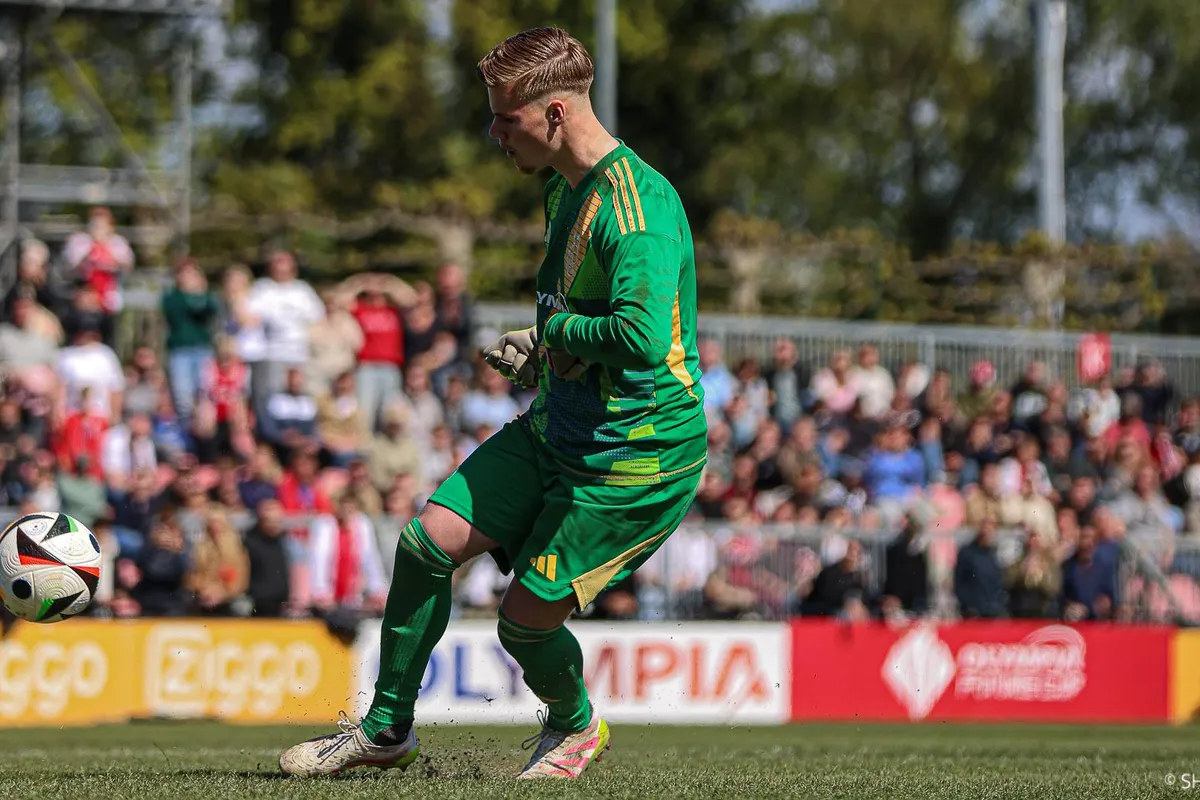 Ajax legt Engel (17) vast; talentvolle doelman tekent tot medio 2028