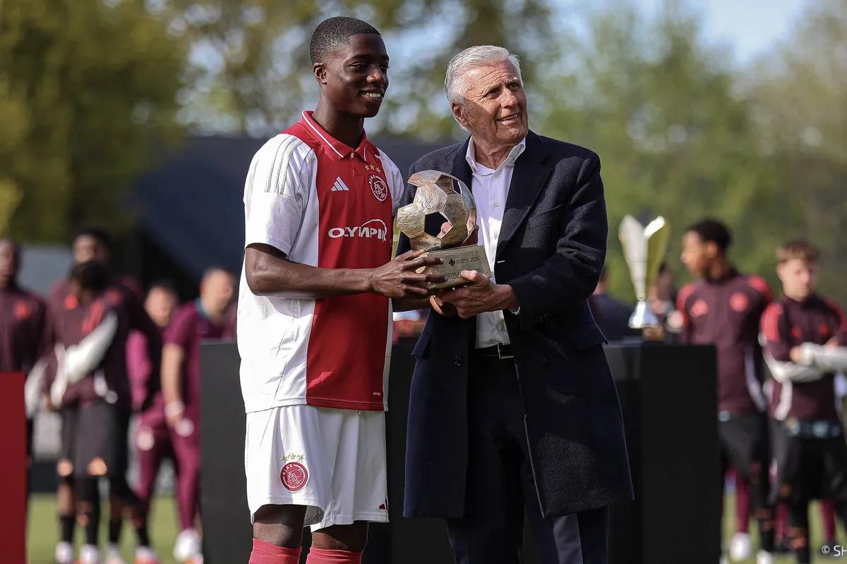 Ajax O19 wint doelpuntrijke wedstrijd van Willem II; Weijs laat vijf talenten debuteren