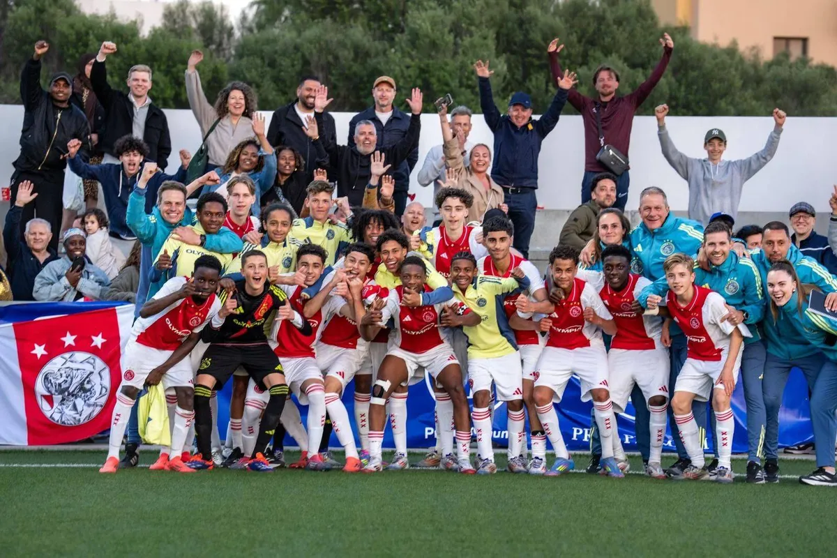 Kweekvijver: Farioli bericht Ajax-talenten: ‘Goed gedaan tegen Barça, succes tegen Real’