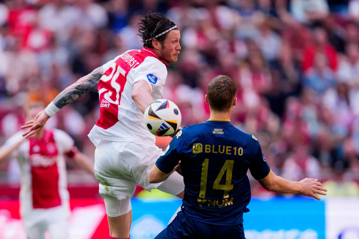 Van der Vaart lyrisch over Weghorst: 'Vind zelfs zijn haarband mooi worden'