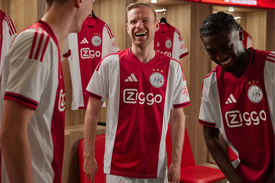 Rondom Ajax: Ajax treedt in nieuw thuisshirt aan tijdens laatste competitieduel