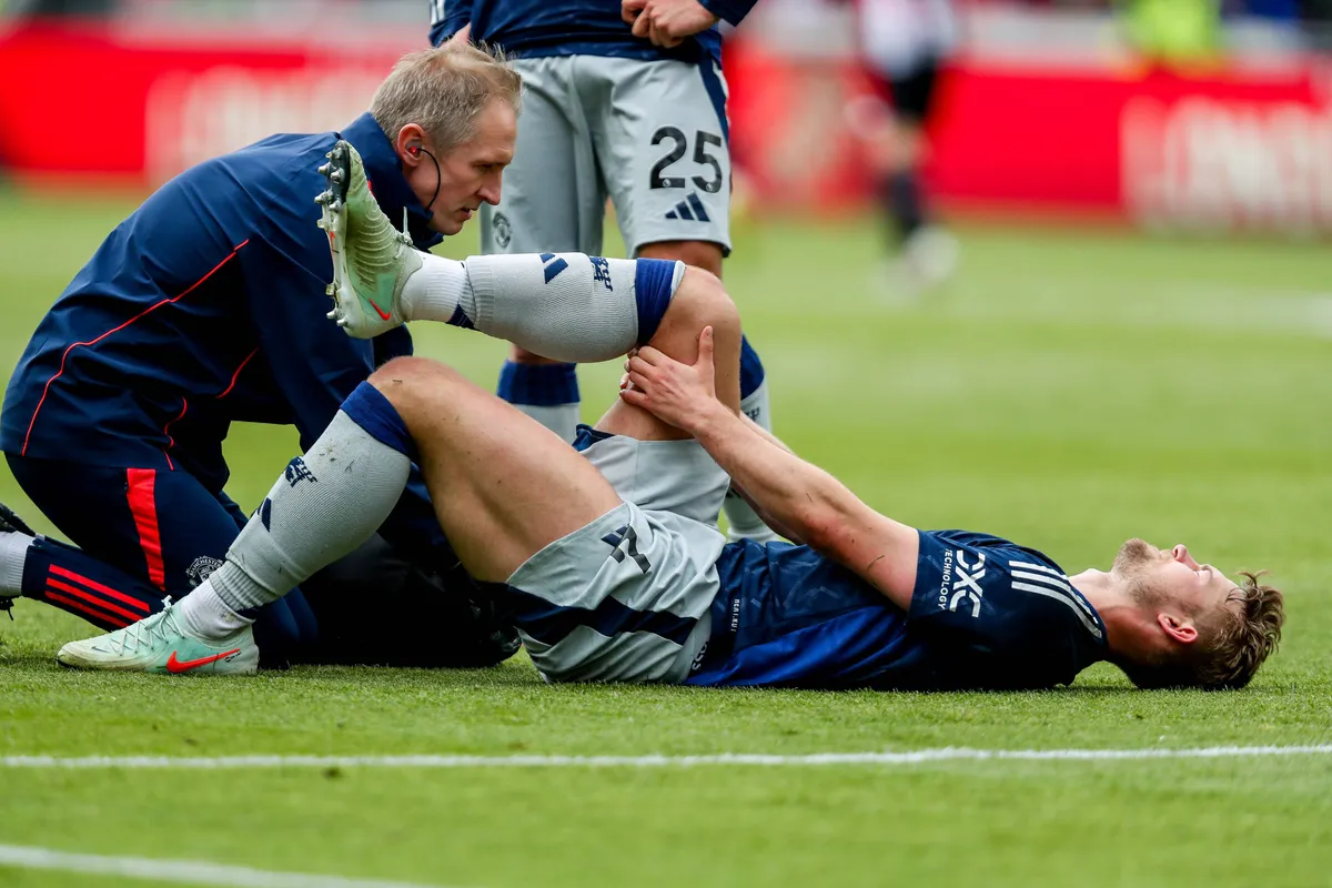 Rondom Ajax: De Ligt moet drie dagen na zijn rentree wéér geblesseerd het veld verlaten