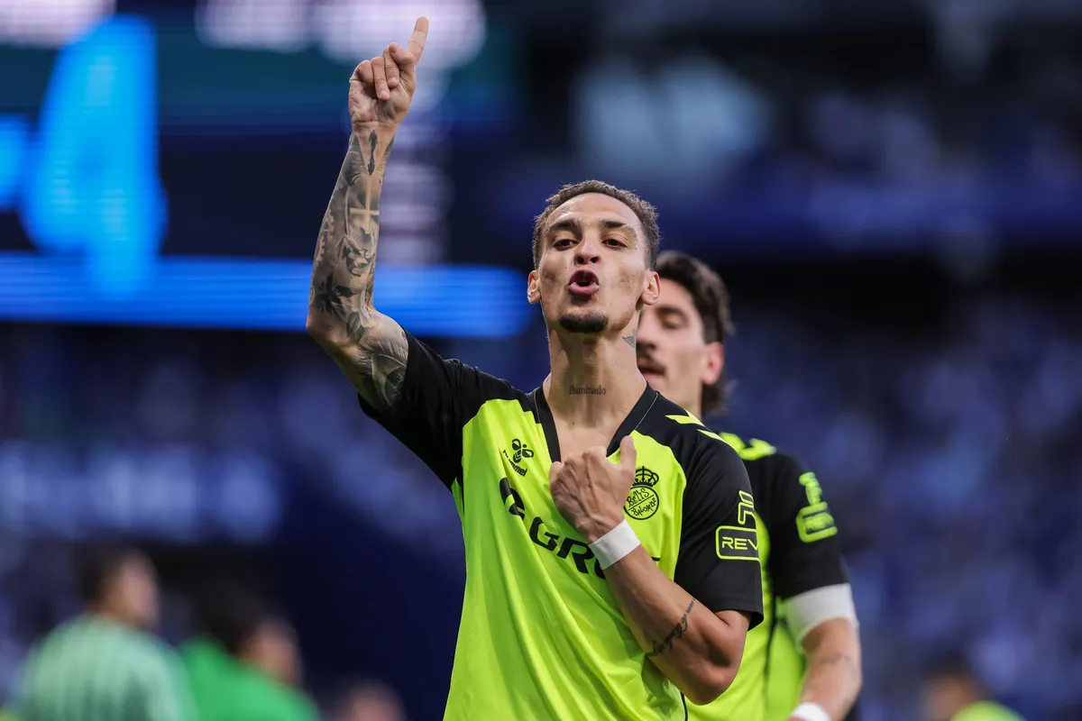 Buitenland: Antony scoort op waanzinnige wijze de winnende goal; Manchester United verliest in spektakelstuk