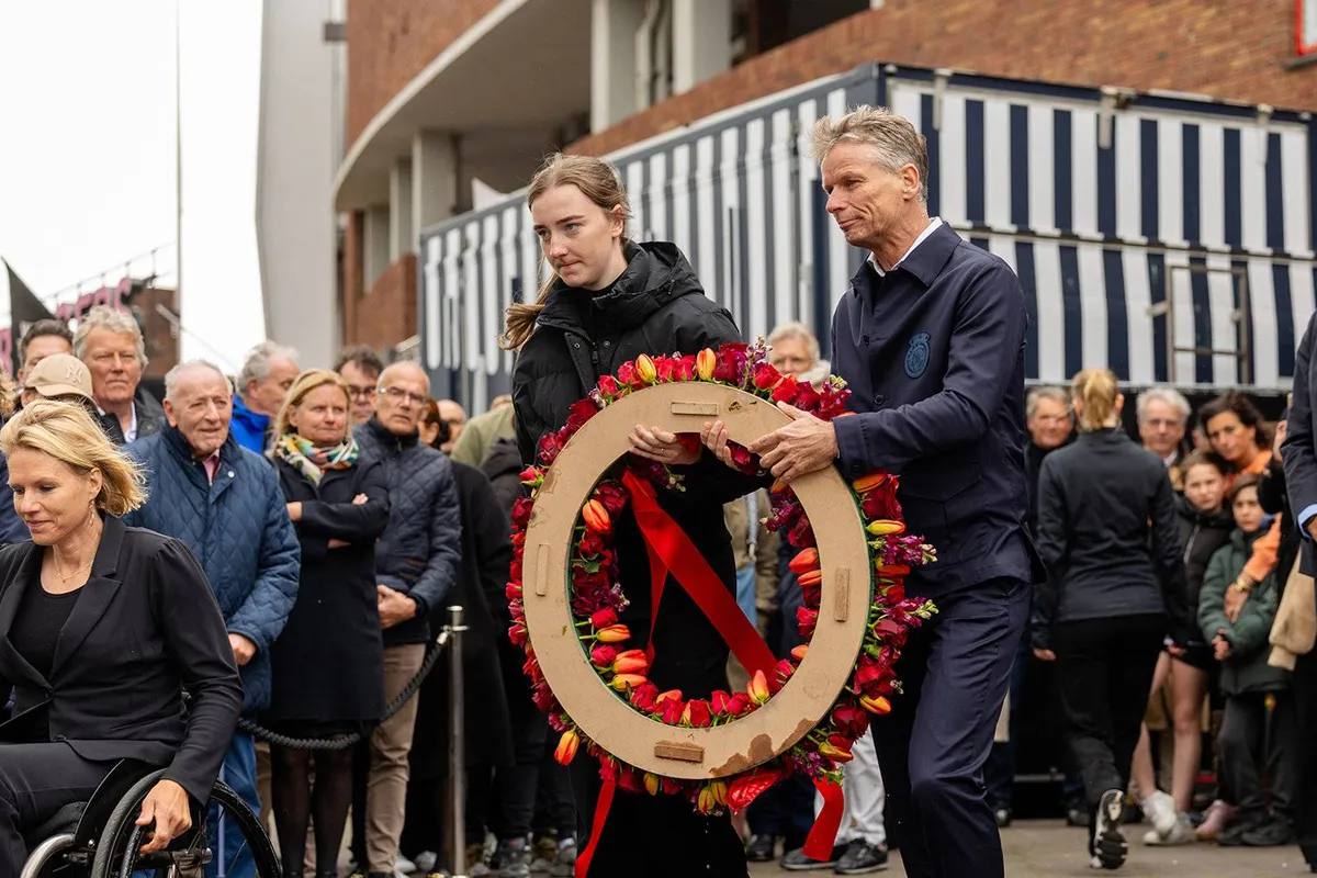 Rondom Ajax: Ajax plaatst krans bij het Olympisch Stadion in het kader van Nationale Sportherdenking