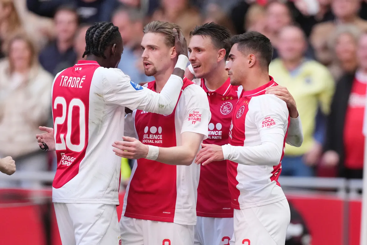 Routinier van Ajax aangepakt: 'Zondag was het echt een aanfluiting, alleen maar zeiken'