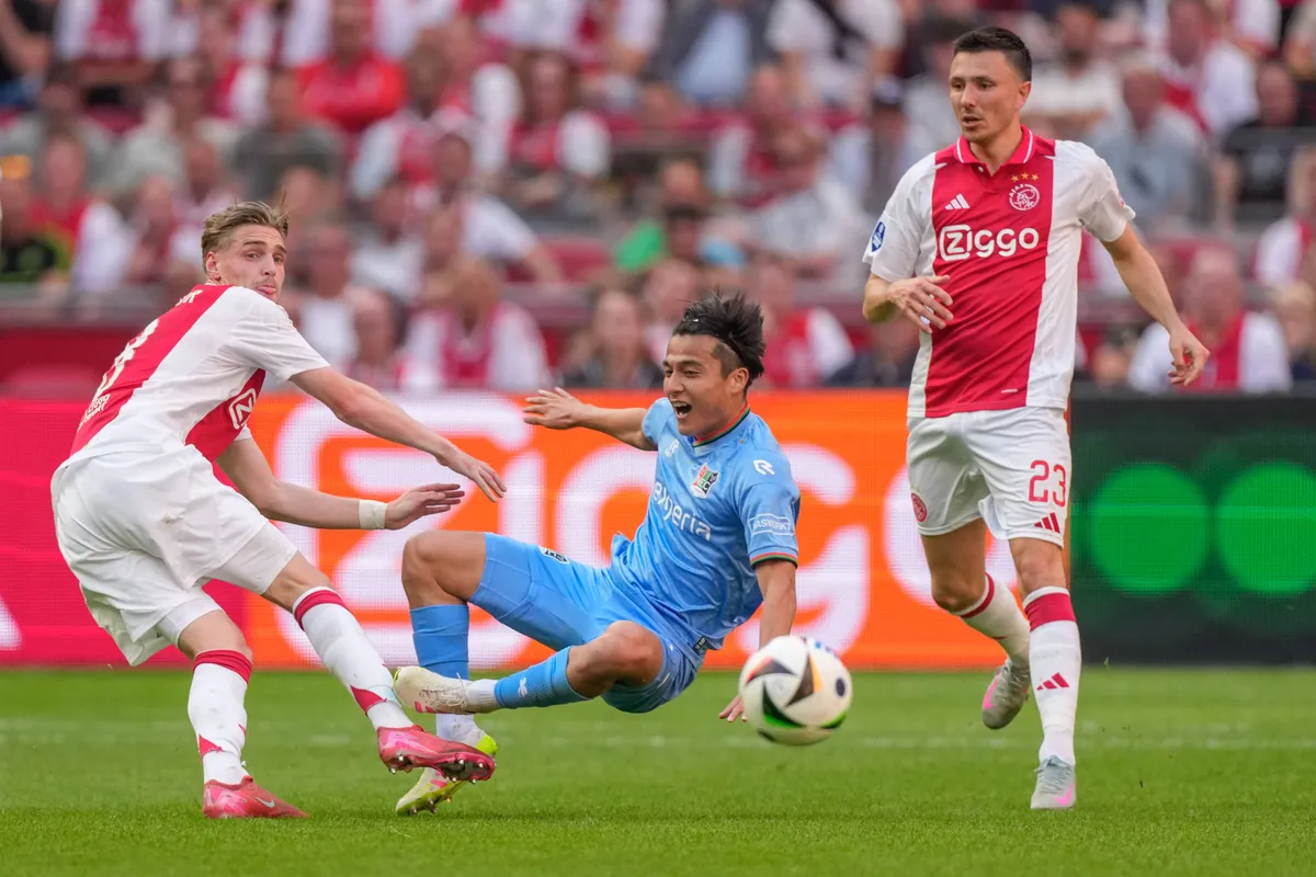 Rondom Ajax: Berghuis reageert frustratie af op assistent-scheidsrechter