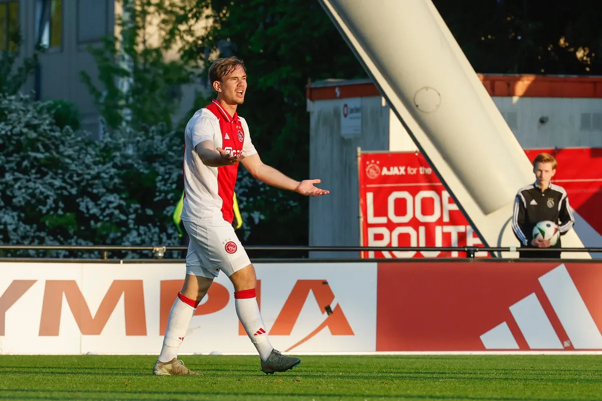 Jong Ajax sluit historisch slecht seizoen in stijl af