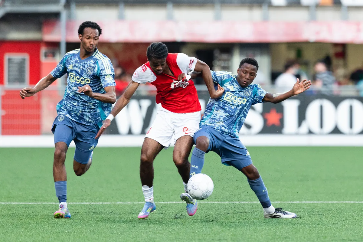 Jong Ajax lijdt in absolute slotfase onnodige nederlaag op bezoek bij MVV Maastricht