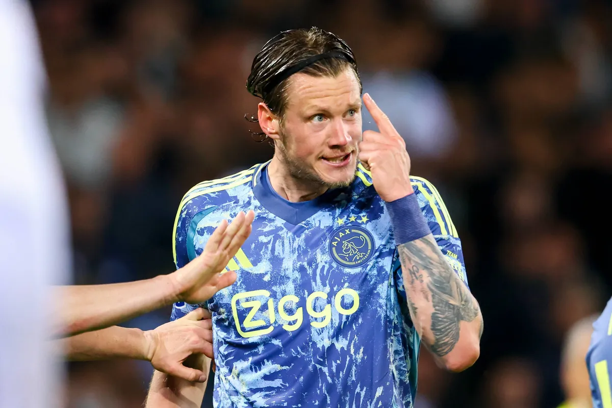 Ajax koos ondanks overtal voor laag blok: 'Weghorst stond op een eilandje'