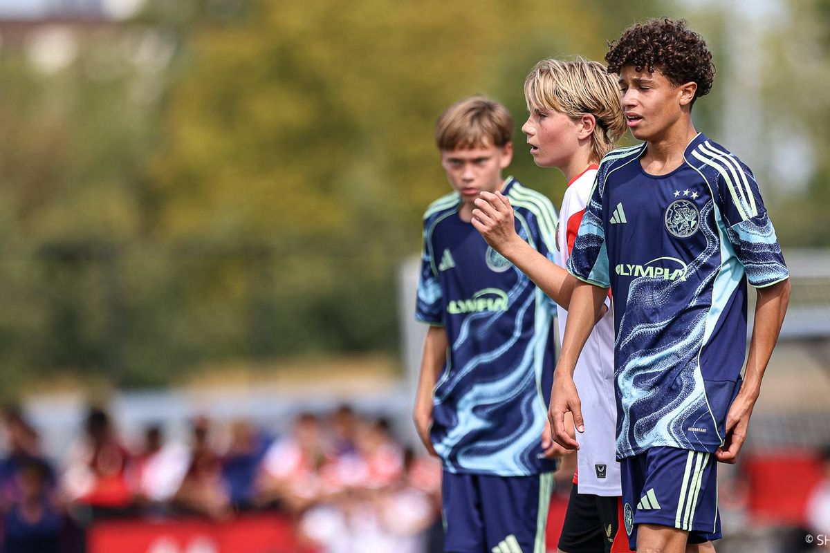 Ajax O16 bekert eenvoudig door na ruime zege op amateurs van Zeeburgia