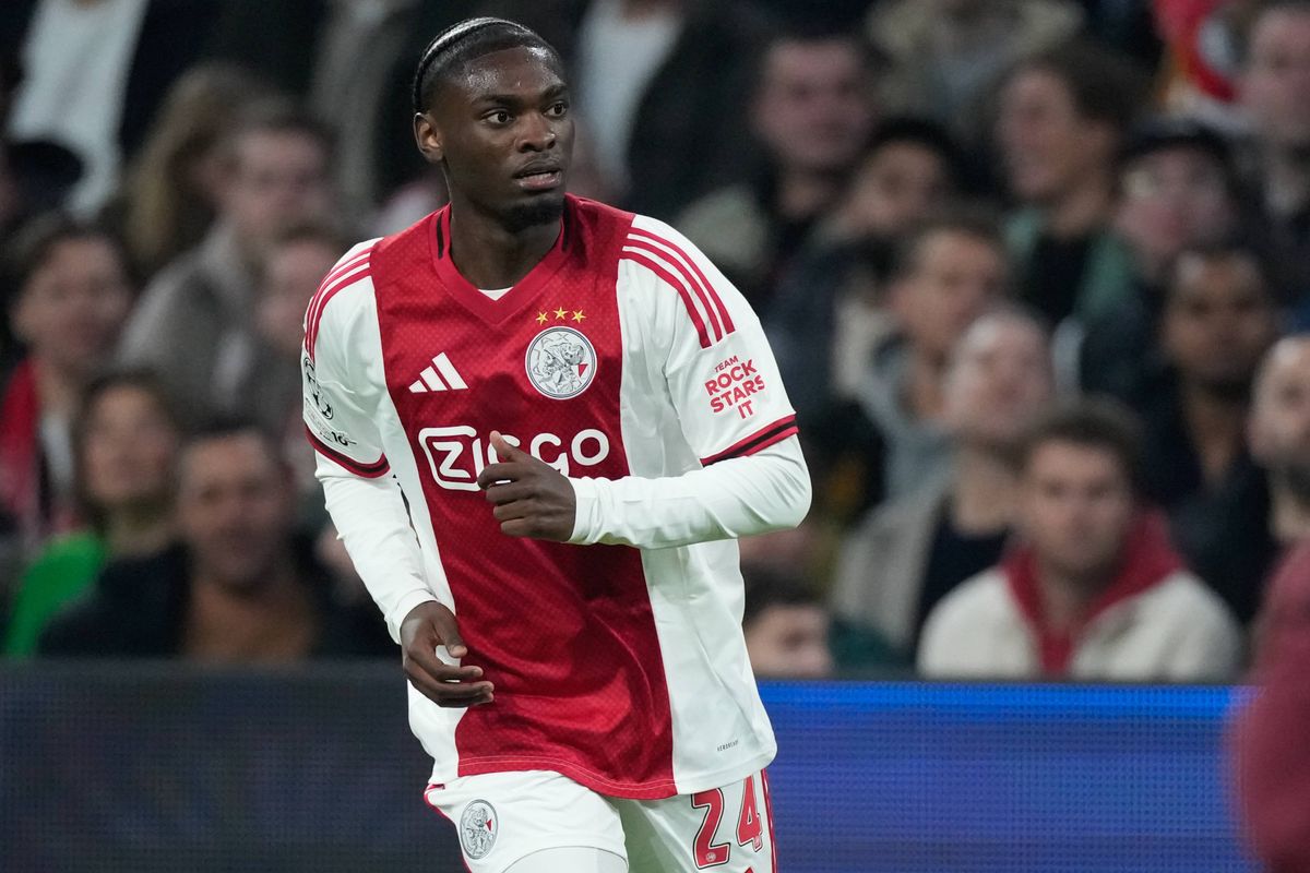 Discussie over ideale Ajax-opstelling: 'Mokio moet eigenlijk in de laatste lijn gaan spelen'