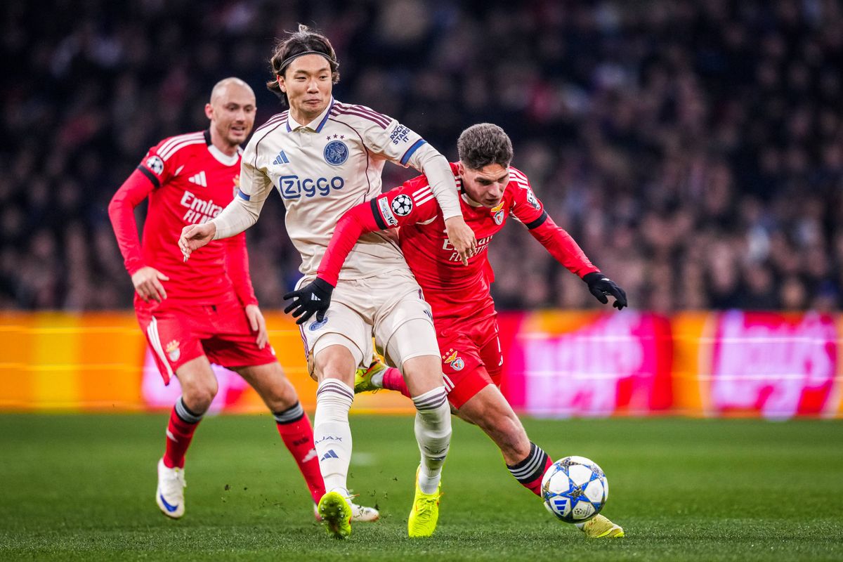 Itakura en vijfmansdefensie helpen Ajax juist offensief: 'Hoger op het veld de mogelijkheid om...'