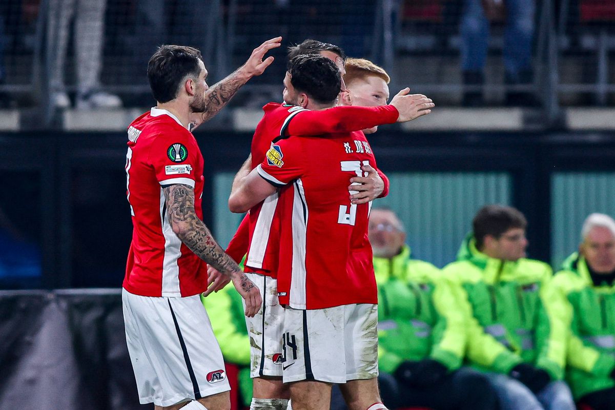 AZ heeft het lang lastig met Shelbourne FC, maar wint dankzij dubbelslag in slotfase