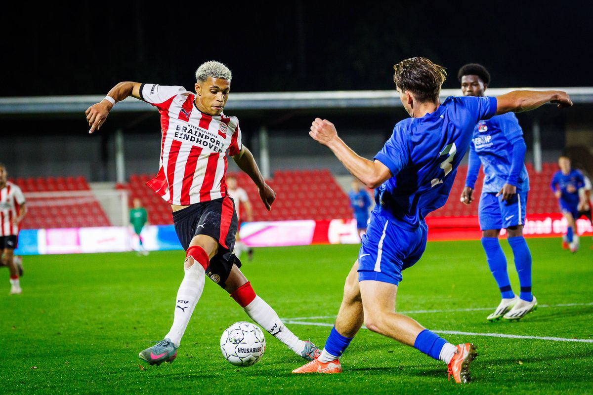 'Ajax volgt achttienjarige PSV-aanvaller; Eindhovenaren willen talent behouden'