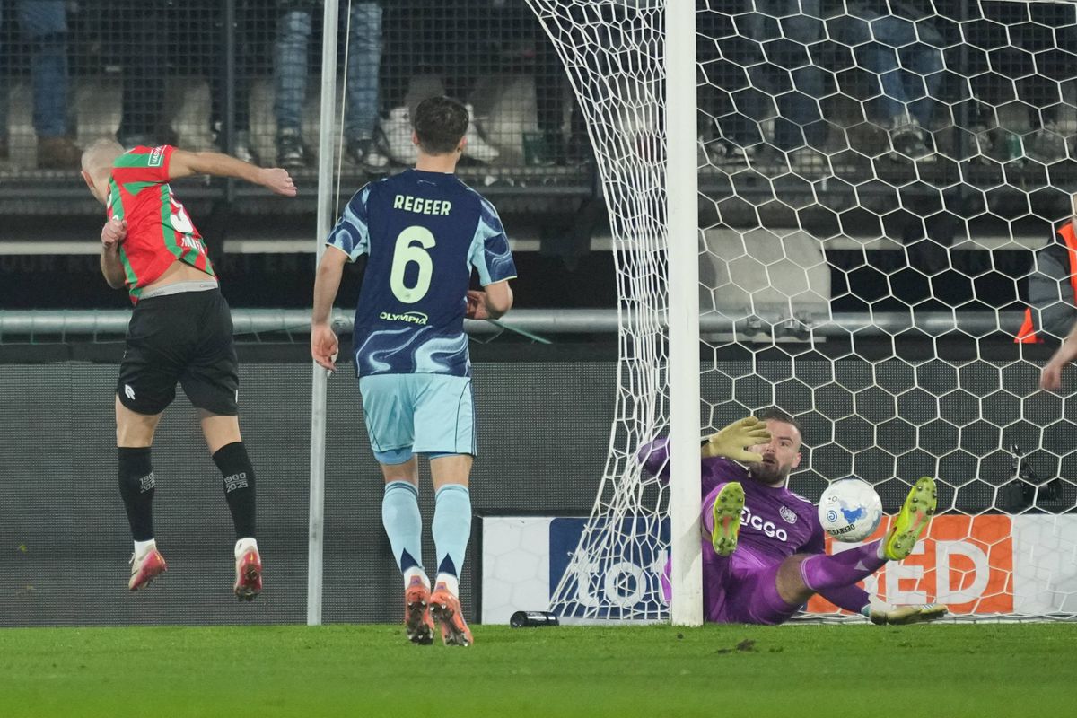 Nijhuis zag lastige situaties tijdens NEC - Ajax: 'Doellijntechnologie kost drie ton per stadion'