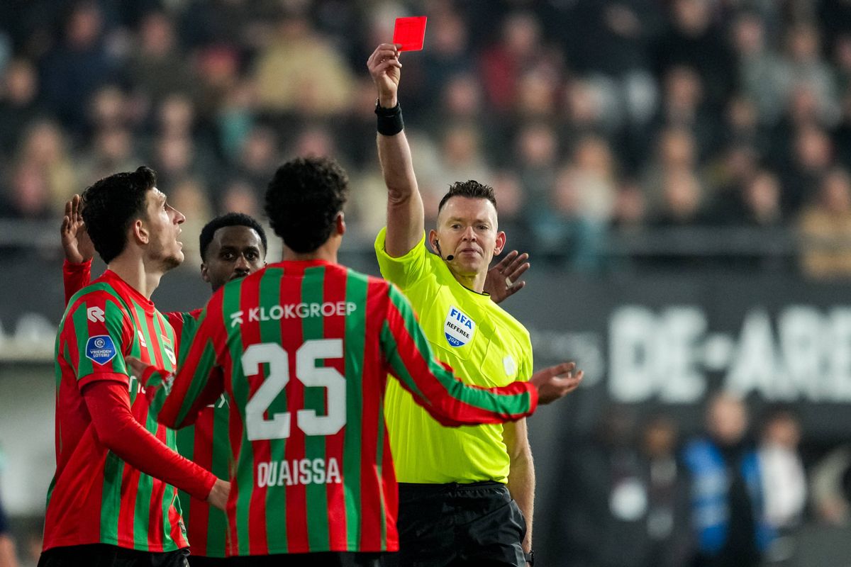 Perez kritisch op Lindhout: 'Moet redelijk hoog gevoetbald hebben om te begrijpen dat dit geen rood is'