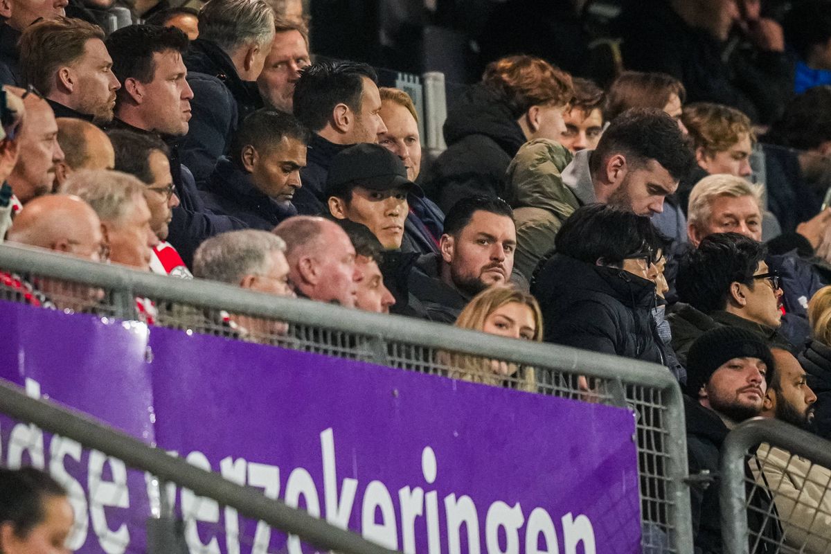 Rondom Ajax: Tomiyasu op tribune tijdens Excelsior Maassluis - Ajax