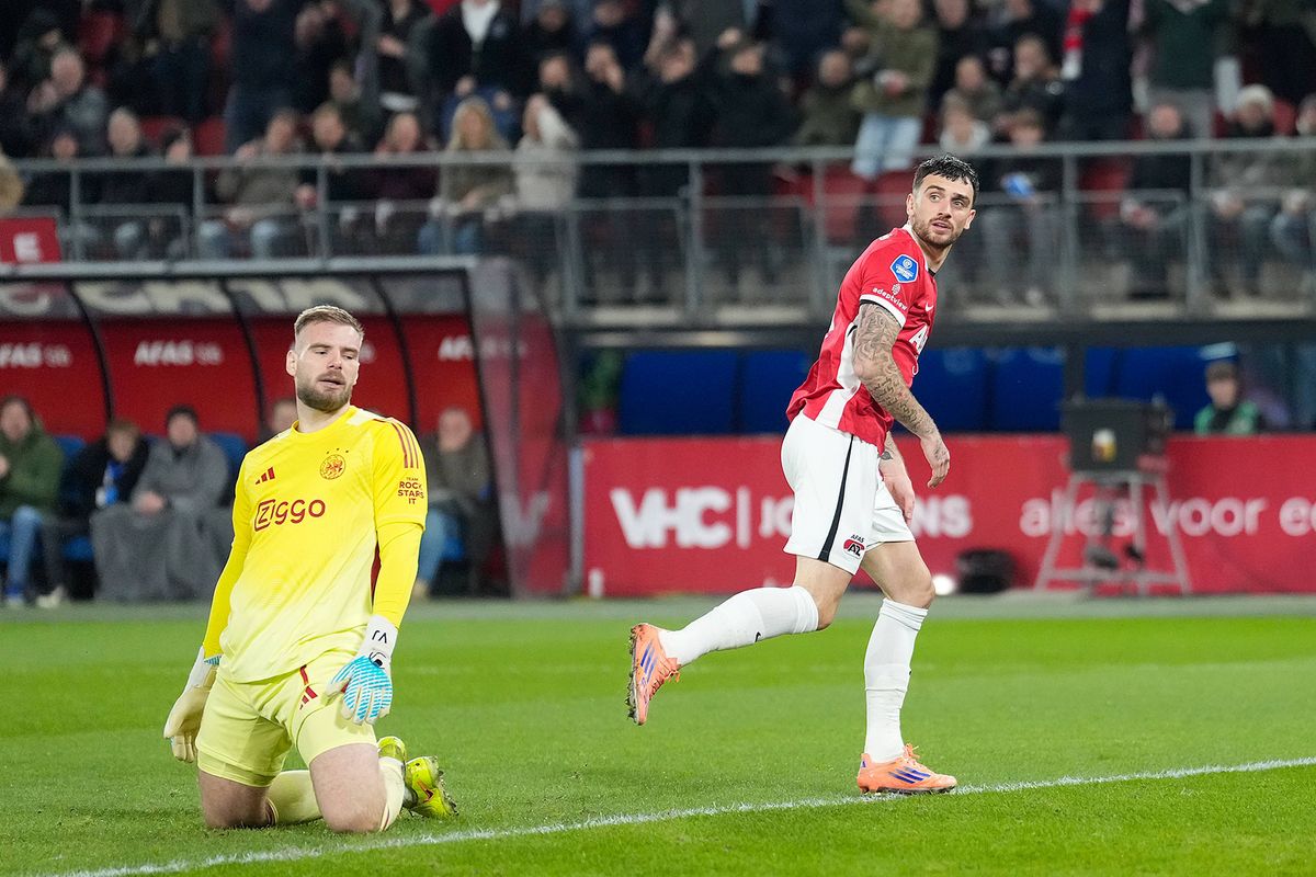 Ajax wordt totaal overklast en krijgt historisch pak slaag op bezoek bij AZ