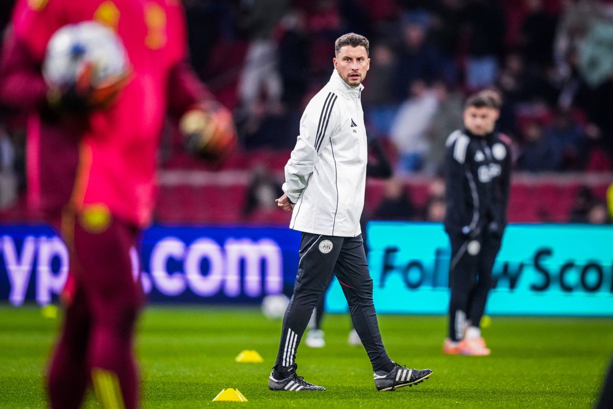 Nuijten steeds belangrijker in staf van Grim: 'Spelers lopen naar hem toe voor een probleem in het veld'