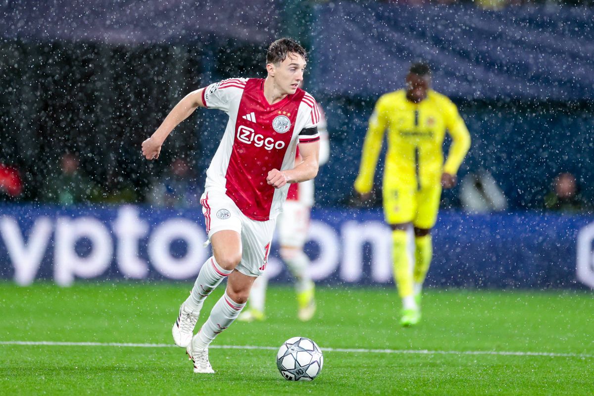 NB: 'Baas is constant bezig zijn collega's aan te sturen en voetbalt als een routinier'