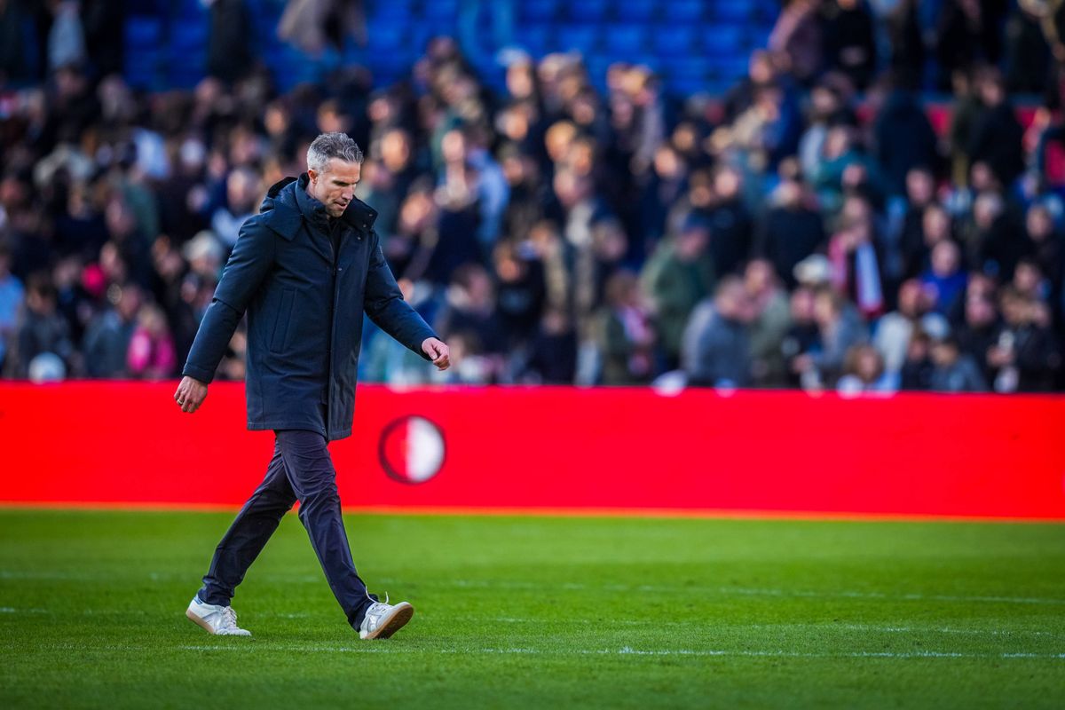 Feyenoord ontslaat hoofdtrainer Van Persie na 'grondige analyse'