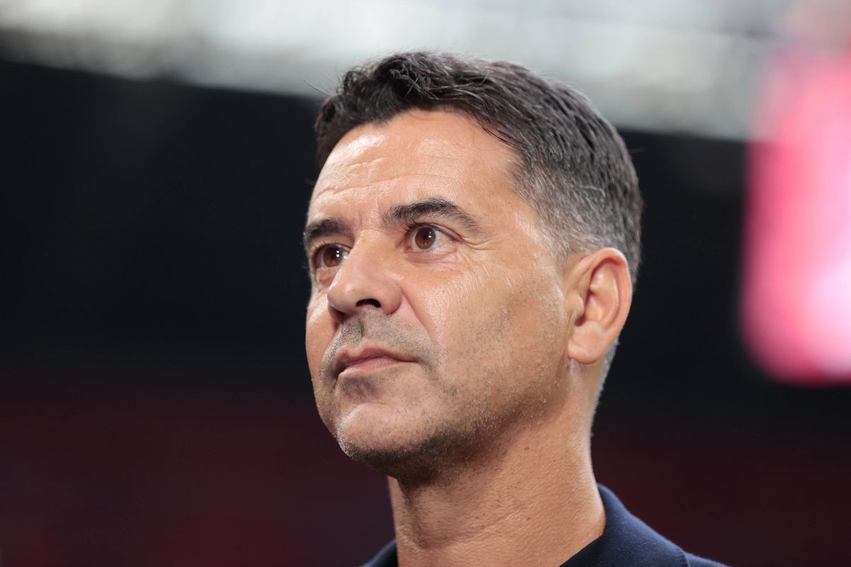 Ajax-trainer Míchel ontvangt kritiek: 'Dan krijgt hij drie weken om te trainen en gaat hij naar Spanje'