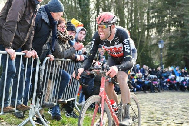 Hitte eist slachtoffer in Vuelta: Lotto Soudal-Belg Frison uit koers met zonnesteek
