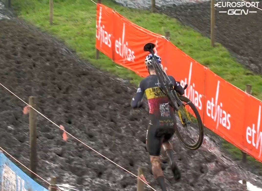 Van Aert hobbelt vrolijk naar dominante zege in Essen, Ronhaar in de modder naar plek drie