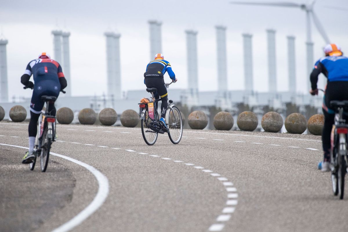 🎥 Herbeleef 'de bruutste editie ooit' van het Eneco NK Tegenwindfietsen