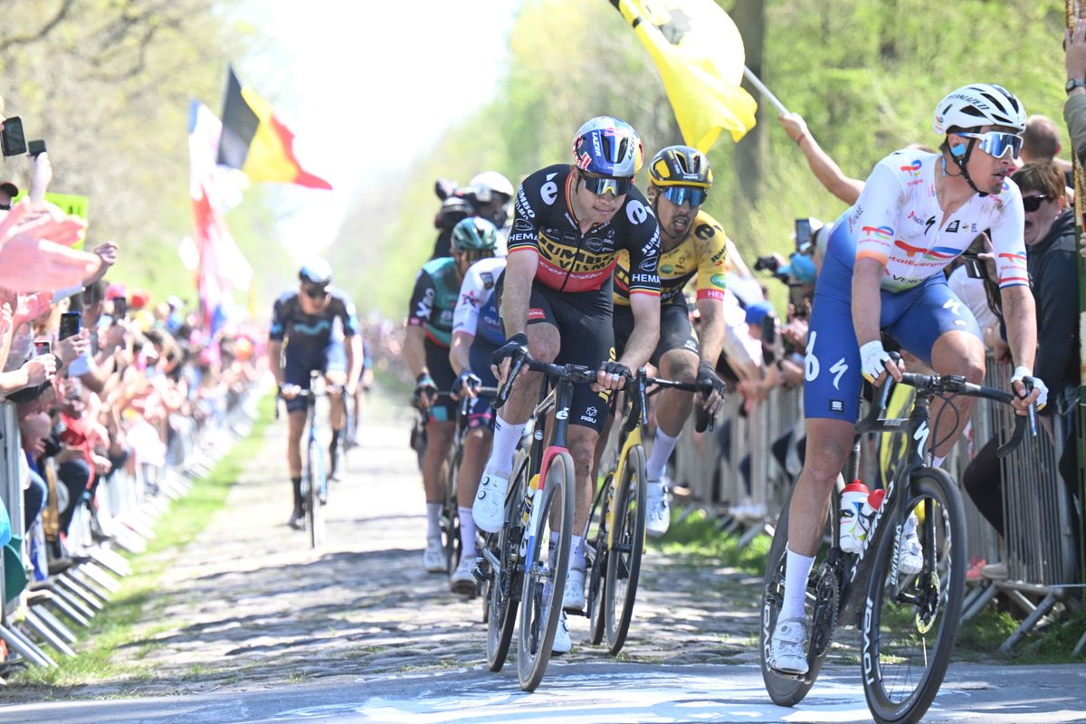 Van Aert vreesde Van Baarle in finale Roubaix: 'Je weet dat hij niet stil valt'