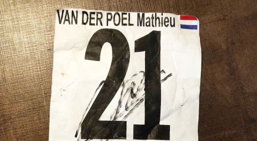 Van der Poel geeft collega-renner zijn rugnummer: 'Cadeau van een grote kampioen'