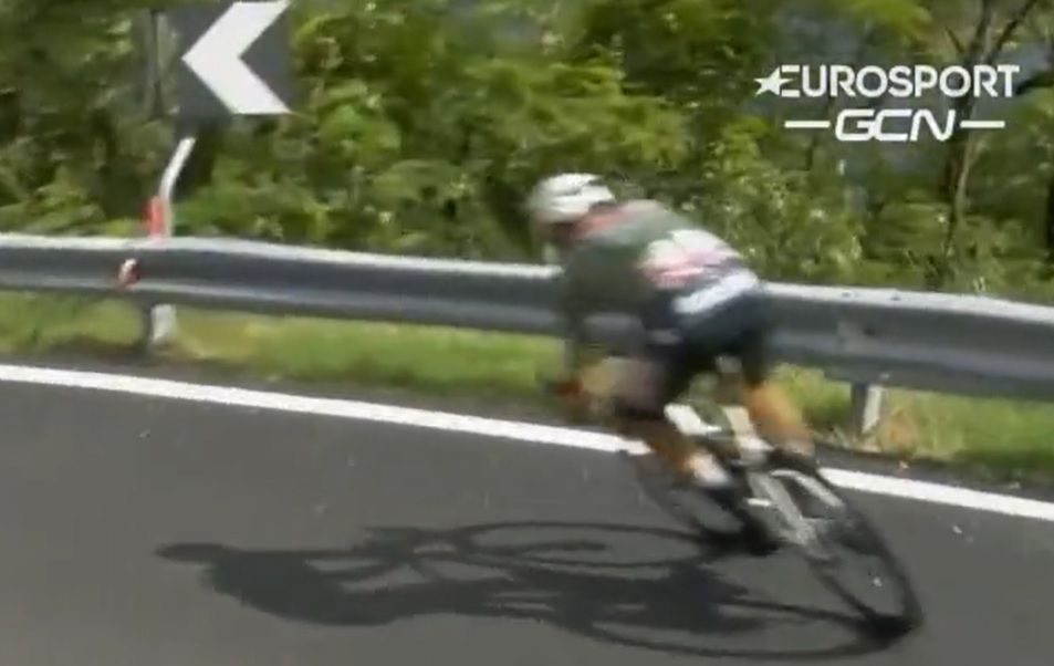🎥 Van der Poel scheert langs rand van de afgrond, maar redt zichzelf in Giro-afdaling