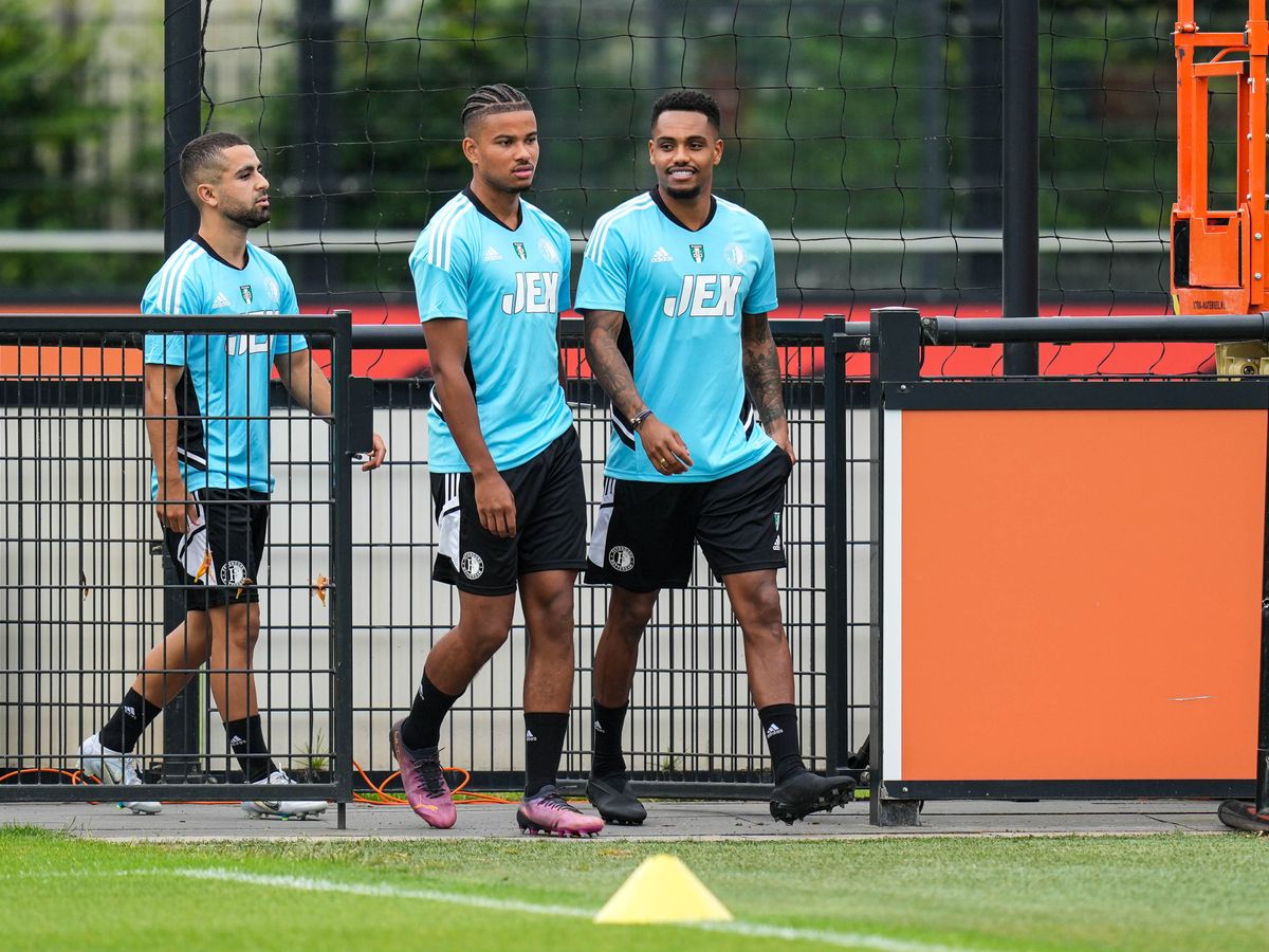 Feyenoord ontvangt Ajax in uitverkochte De Kuip - RTL Boulevard