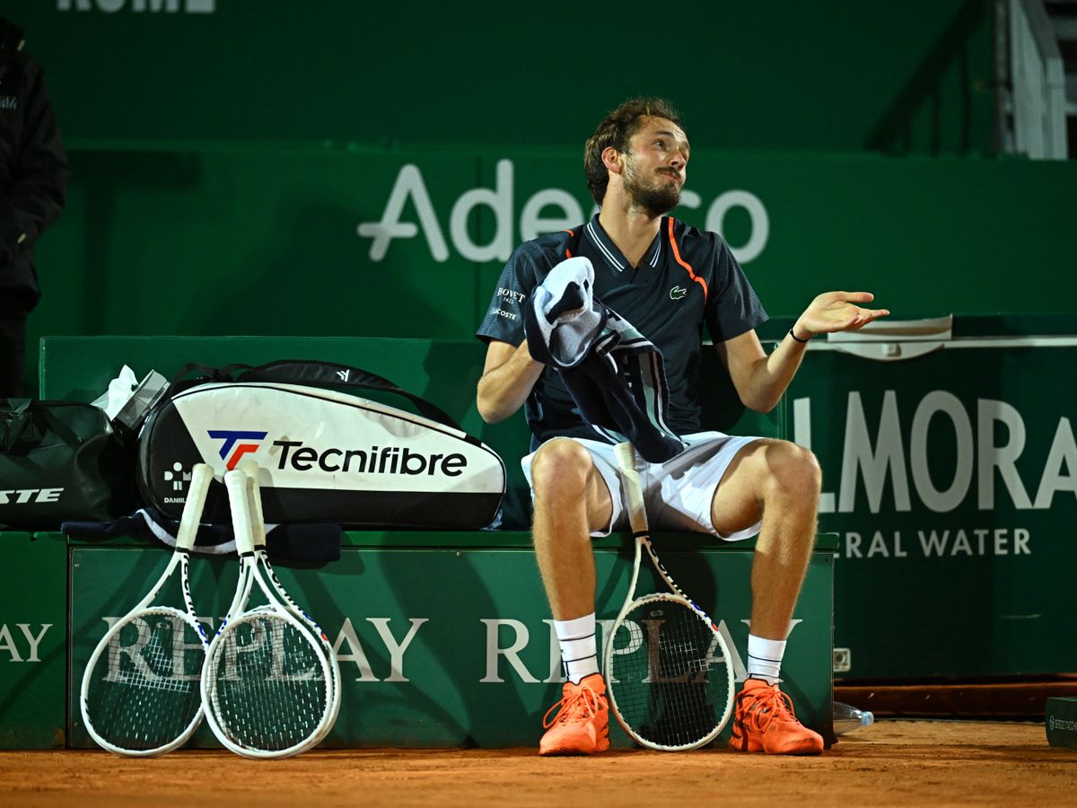 Daniil Medvedev recusa-se a continuar a jogar devido à multidão no Masters  de Paris de 2023: Não vou jogar