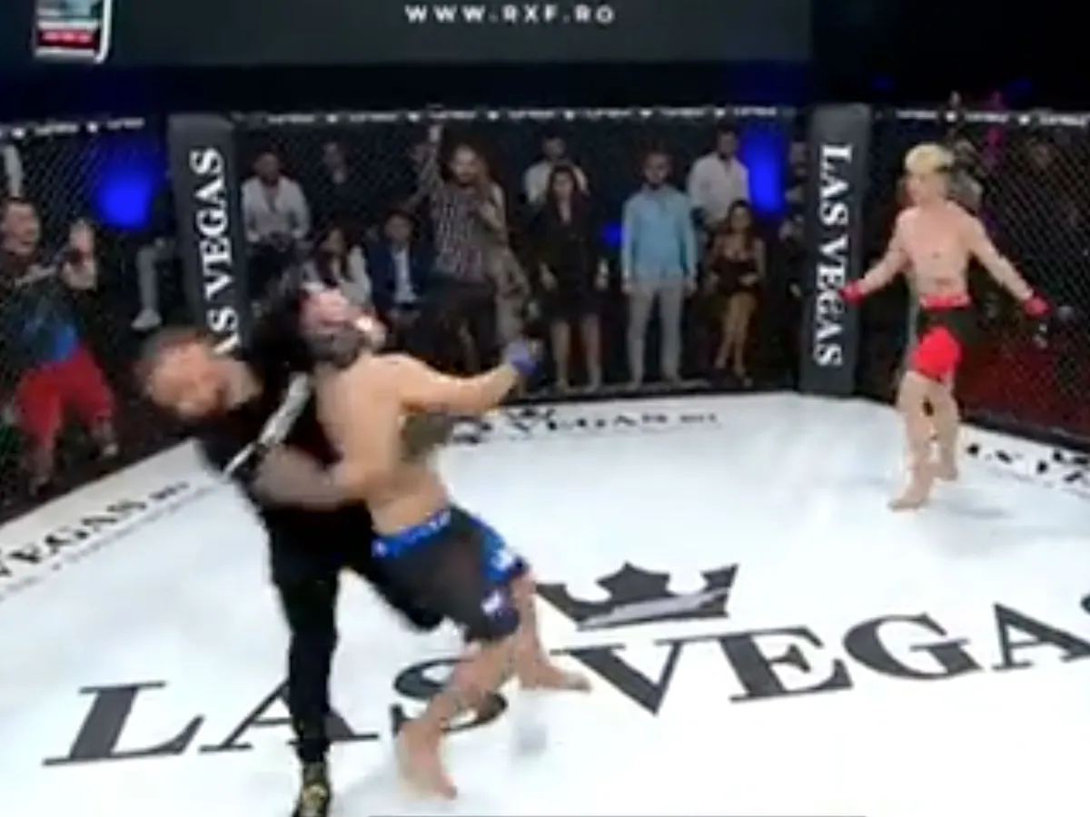 Scheidsrechter flipt uit tijdens influencer MMA gevecht (video!)