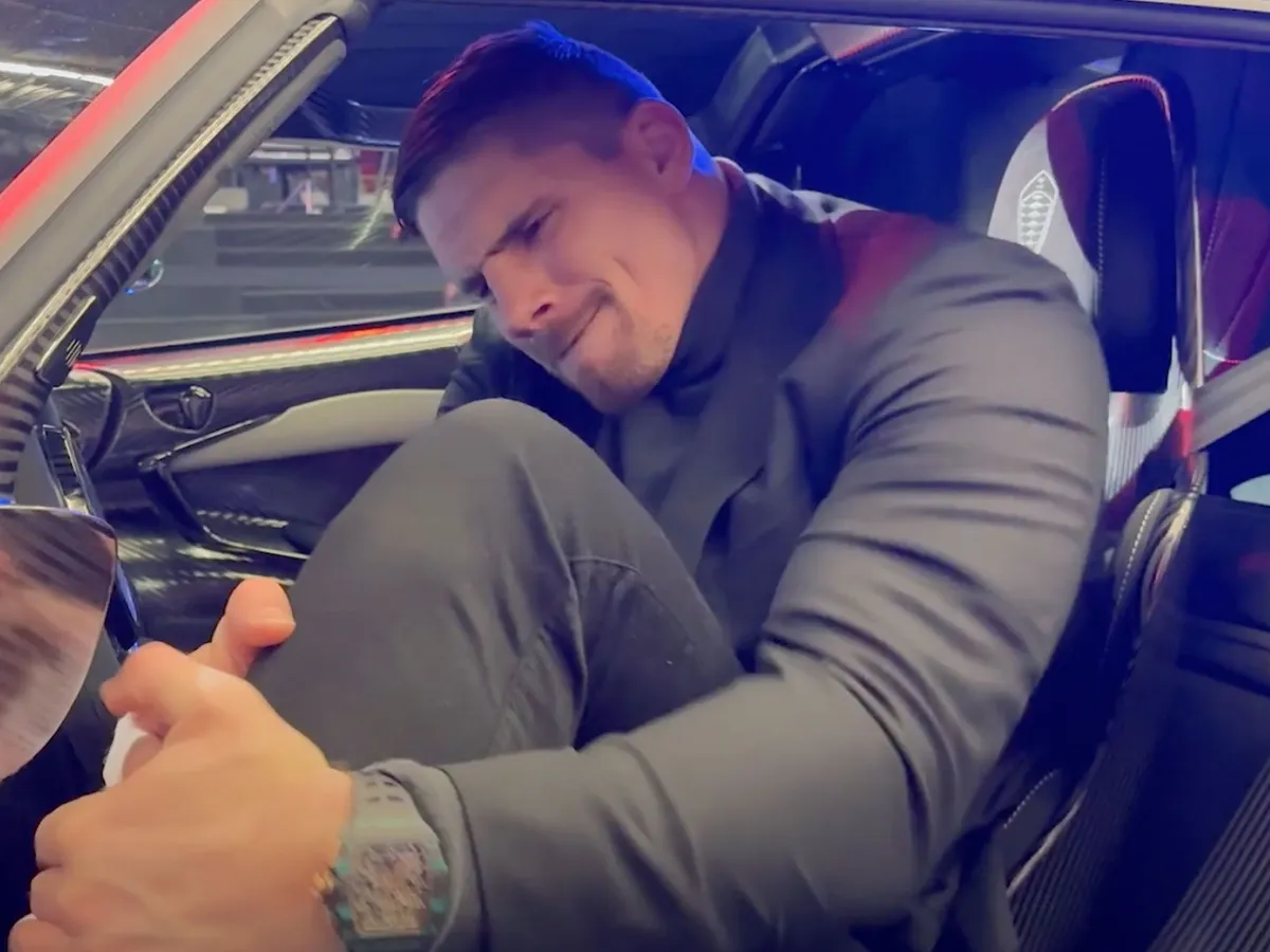 Rico Verhoeven zit klem! Extreem duur speeltje te klein voor de King (video)