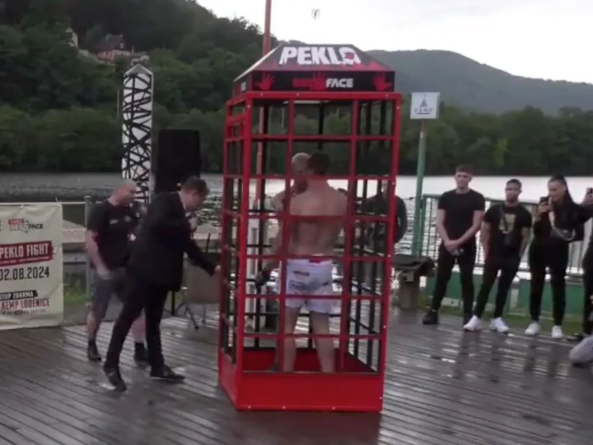 🎥 Telefooncel MMA-gevecht eindigt ongekend snel: 'krappe ruimte'