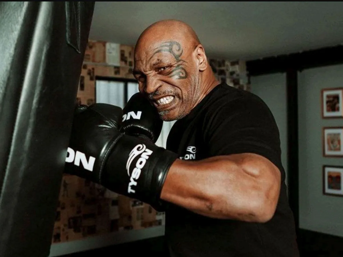 Mike Tyson deelt rake klappen uit en schrijft geschiedenis (video)