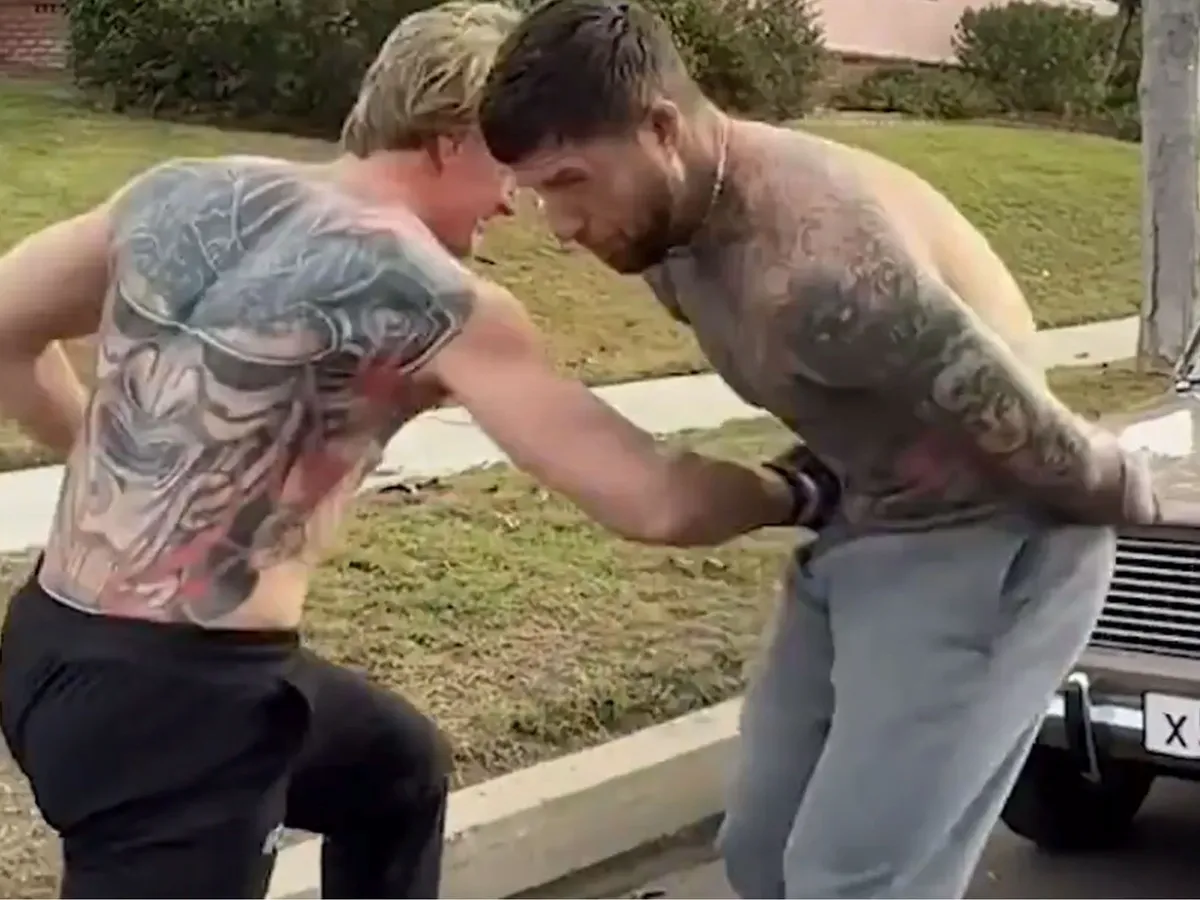 Russische MMA-reus slaat zanger onderuit - dit gebeurde er!