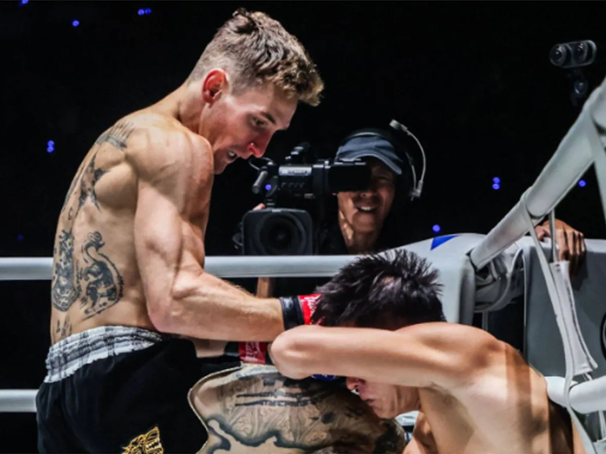 Koud gemaakt! Muaythai legende Sitthichai zwaar onderuit tegen debutant