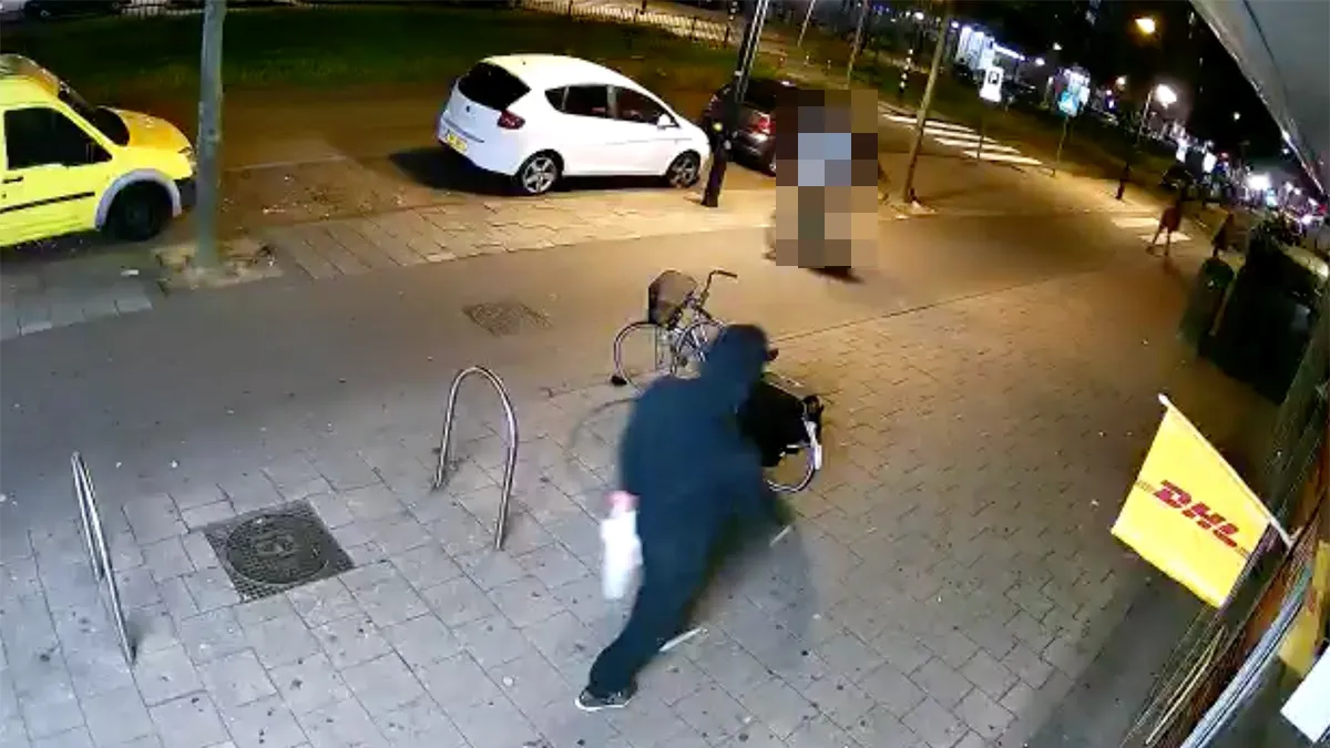 Beelden gaan rond op social media van fietser die wordt geschept door auto