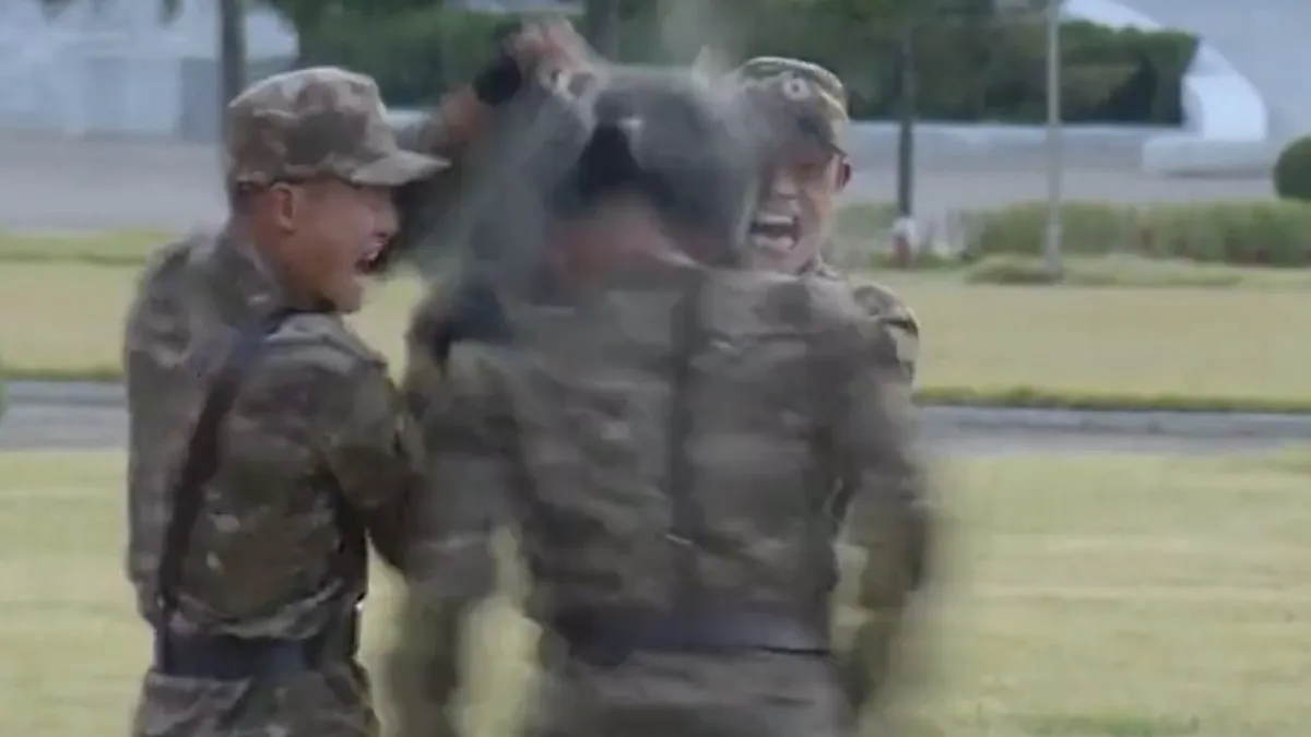 Noord-Koreaanse soldaten doen bizarre demonstratie voor Kim Jong-un
