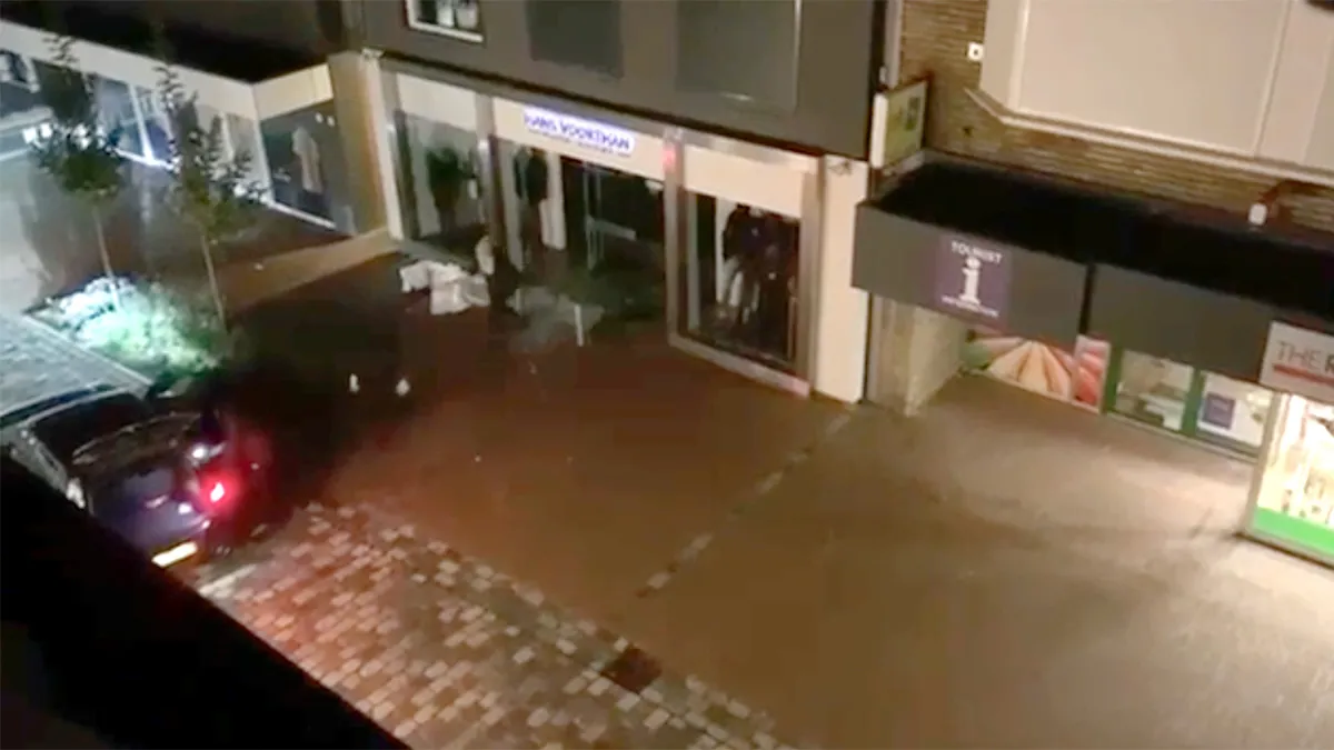 Inbrekers kledingwinkel in Rijssen bekogeld, maar mocht helaas niet baten