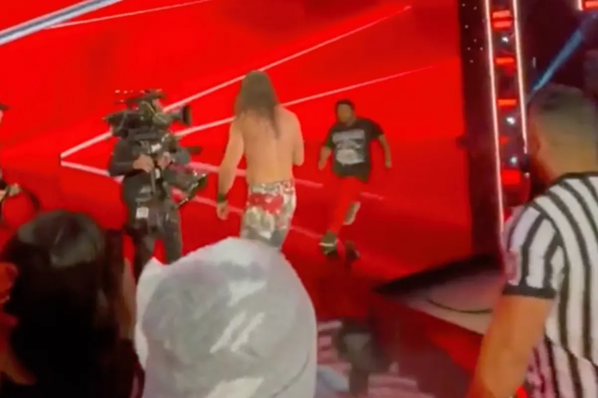 WWE worstelaar Seth Rollins aangevallen door fan in Barclays Center