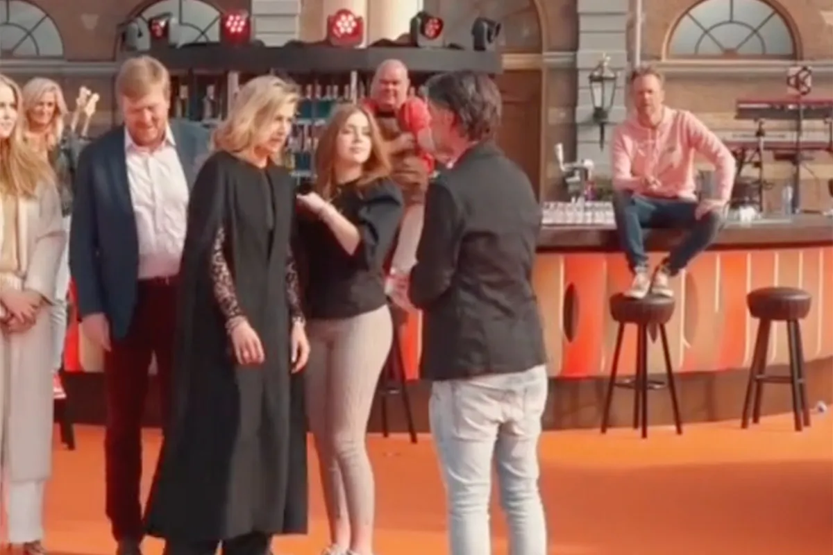 Alexia gaat weer viraal op het internet: "Kijk hem scannen!"