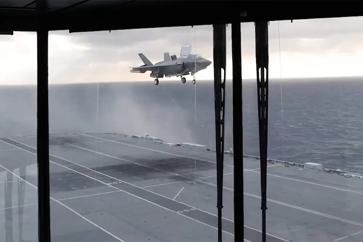 Business as usual met vliegende F-35 straaljagers van de HMS Queen Elizabeth