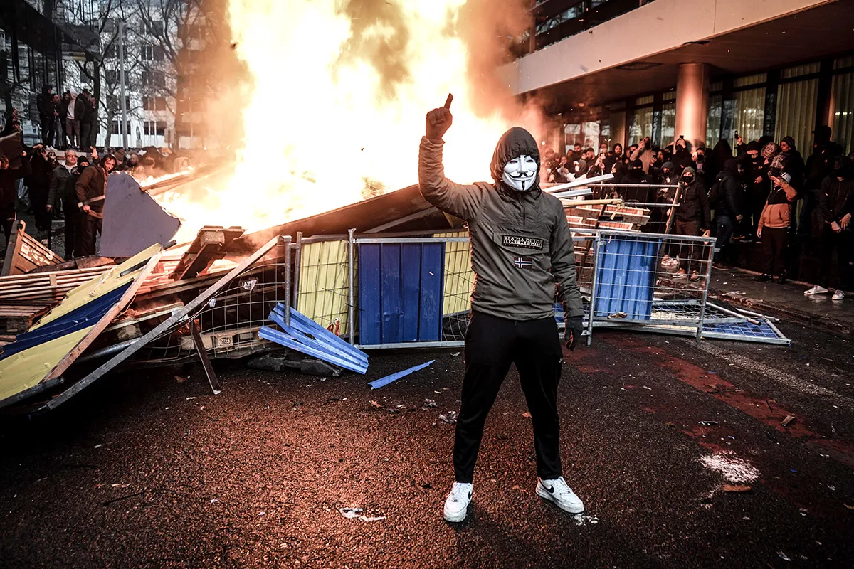 Het coronaprotest in het Belgische Brussel is ook gigantisch uit de hand gelopen